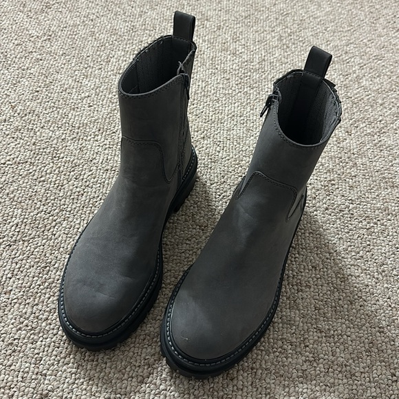 Time and Tru Gray Chelsea Boots - Picture 2 of 7
